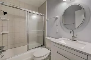 8225 Kingsbrook Rd, Houston, TX 77024 - Photo 17