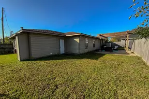 216 E Plantation Dr, Clute, TX 77531 - Photo 35