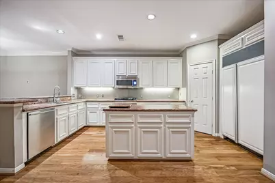 4443 Castle Court Place, Houston, TX 77006 - Photo 5