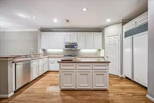 4443 Castle Ct Pl, Houston, TX 77006 - Photo 5