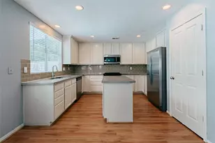 22 E New Avery Pl, The Woodlands, TX 77382 - Photo 13