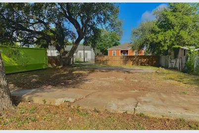 608 S East Avenue, Wharton, TX 77488 - Photo 3