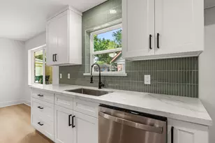 1011 Festival Dr, Houston, TX 77062 - Photo 9