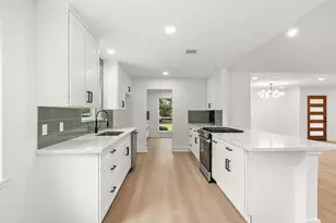 1011 Festival Dr, Houston, TX 77062 - Photo 7