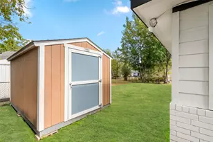 719 E 40th 1/2 St, Houston, TX 77022 - Photo 33