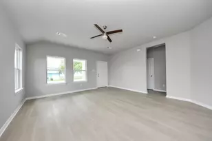 1105 W Bayshore Dr, Palacios, TX 77465 - Photo 9