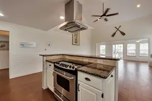 1302 Tiki Dr, Tiki Island, TX 77554 - Photo 15