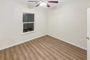 303 S 4th St, Alvin, TX 77511 - Photo 17