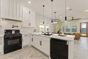 913 Santa Anna Ln, La Porte, TX 77571 - Photo 9