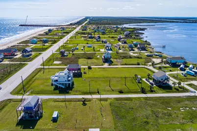 1010 Rollover 2, Gilchrist, TX 77617 - Photo 5