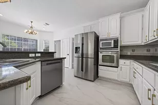 2431 Parkwood Ln, Sugar Land, TX 77479 - Photo 5