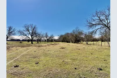 305 Ellen May, Yoakum, TX 77995 - Photo 9