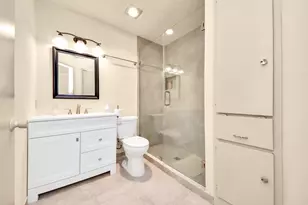 9433 Pagewood Ln, Houston, TX 77063 - Photo 19