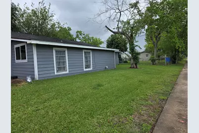 600 E Plum Street, Angleton, TX 77515 - Photo 17