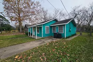 1013 W Snyder St, Alvin, TX 77511 - Photo 3