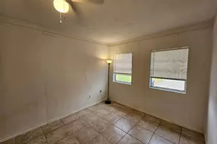 1013 W Snyder St, Alvin, TX 77511 - Photo 17