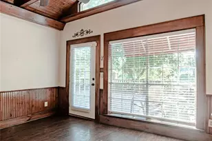 908 Sam Houston Ave, Huntsville, TX 77320 - Photo 9