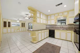 10402 Shadow Wood Dr, Houston, TX 77043 - Photo 11