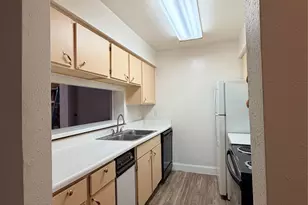 3075 Walnut Bend Ln, Houston, TX 77042 - Photo 9