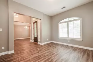 18 E Knightsbridge Dr, The Woodlands, TX 77385 - Photo 5