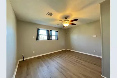 817 N Valderas Street, Angleton, TX 77515 - Photo 9