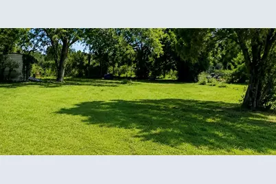 202 Moore Street, Hallettsville, TX 77964 - Photo 3