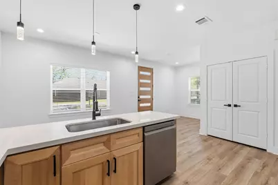 8805 Parkway Drive, Houston, TX 77088 - Photo 9