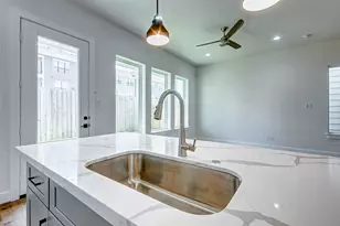 7706 Sky Dweller Dr, Houston, TX 77055 - Photo 11