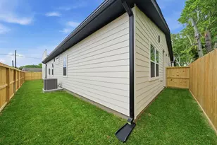8205 Calhoun Rd, Houston, TX 77033 - Photo 17