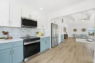1326 Hawaii Dr, Tiki Island, TX 77554 - Photo 5