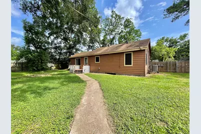 718 E Wilkins Street, Angleton, TX 77515 - Photo 15