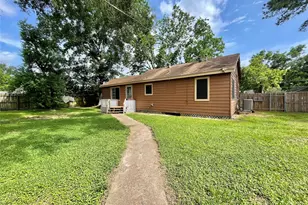 718 E Wilkins St, Angleton, TX 77515 - Photo 15