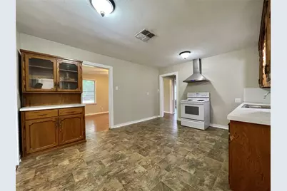 718 E Wilkins Street, Angleton, TX 77515 - Photo 13