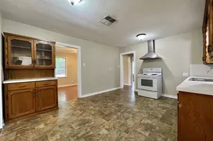 718 E Wilkins St, Angleton, TX 77515 - Photo 13