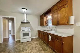 718 E Wilkins St, Angleton, TX 77515 - Photo 5
