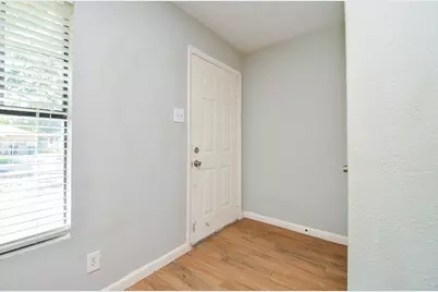 5405 Southlea Street, Houston, TX 77033 - Photo 9