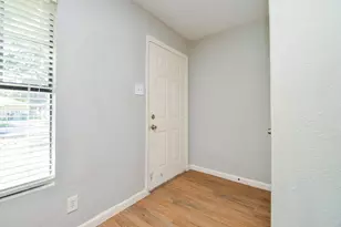 5405 Southlea St, Houston, TX 77033 - Photo 9