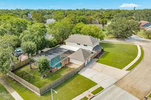 250 Wedgewood St, Lake Jackson, TX 77566 - Photo 3