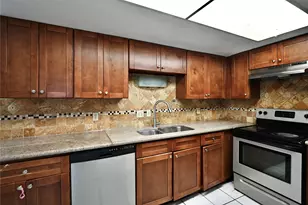 8314 La Roche Ln, Houston, TX 77036 - Photo 5