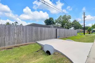 2934 Robertson St, Houston, TX 77009 - Photo 3