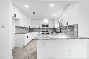 10402 Rancho Bernardo Ln, Sugar Land, TX 77498 - Photo 9