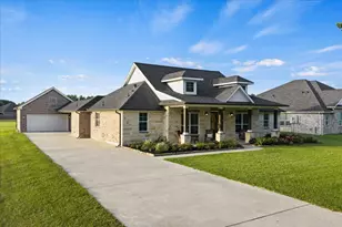 907 Oak St, Anahuac, TX 77514 - Photo 3