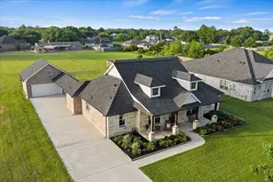907 Oak St, Anahuac, TX 77514 - Photo 1