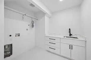 111 E 18th St, Houston, TX 77008 - Photo 31