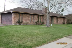 403 Lotus St, Lake Jackson, TX 77566 - Photo 3