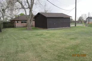 403 Lotus St, Lake Jackson, TX 77566 - Photo 7