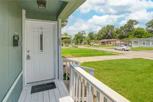 127 Huisache St, Lake Jackson, TX 77566 - Photo 5