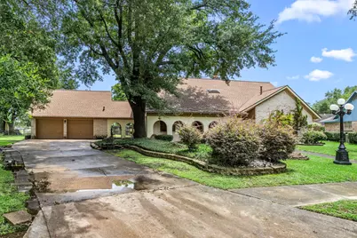 2210 S Memorial Court, Pasadena, TX 77502 - Photo 3