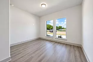 5025 Mallow St, Houston, TX 77033 - Photo 9