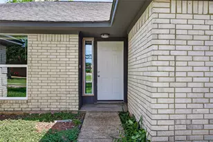 509 Southern Oaks Dr, Lake Jackson, TX 77566 - Photo 1